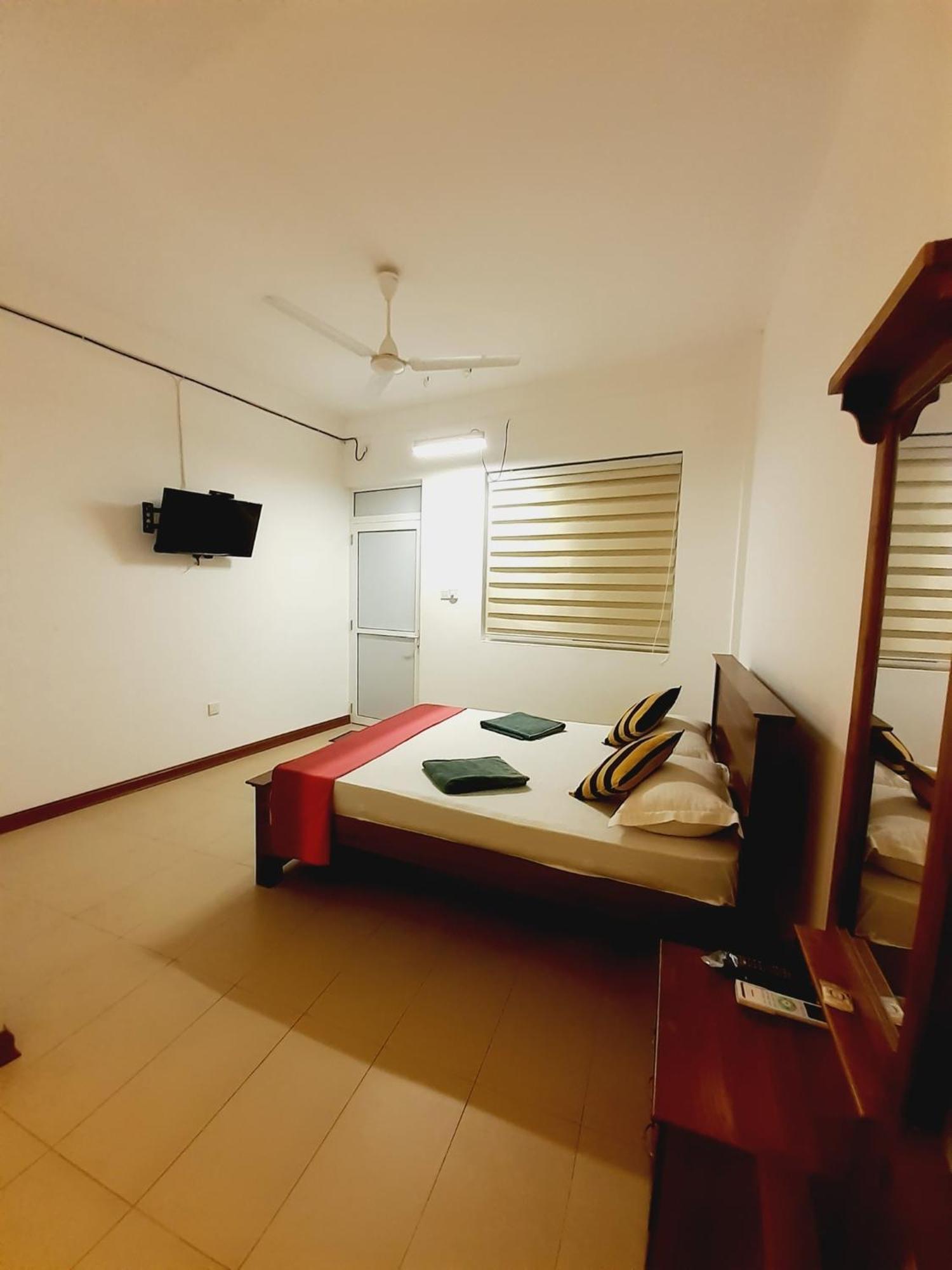 Royal Crown Residency Hotel Talawatugoda Luaran gambar